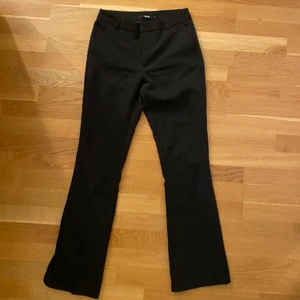 Svarta kostymbyxor  - Svarta kostymbyxor från bikbok. Har tyvärr gått sönder på en av ”banden” där man ska ha skärp men går säkert att sy till väldigt enkelt. Har tyvärr ingen bild på mig i dessa då dom är för stor i midjan och nästan för tight vid låren