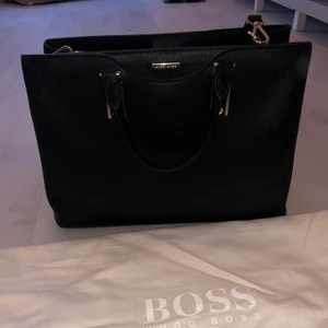 Hugo boss - Snygg stor svart handväska. Dustbag ingår