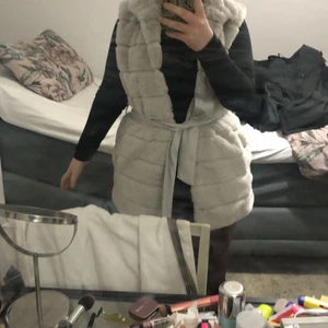 PÄLSVÄST - Säljer denna fina pälsväst i storlek S, använd en gång nästan som ny🥰
