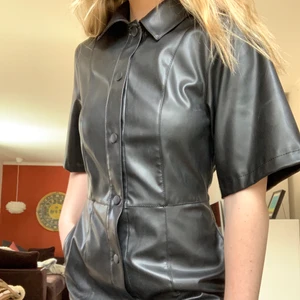 Skjortklänning i läderimitation - Skjortklänning i läderimitation från Weekday i stl 38, skulle dock säga att den mer är mellan 34/36! Använd 1 gång. Skickas med spårbar frakt mot betalning :)