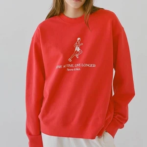 Sporty and Rich - Så fin sweatshirt från sporty and rich. Endast använd ett par gånger och i nyskick. Min är i storlek xs så sitter inte så oversized som på bilden, skriv för privata bilder! ❤️ köptes för 1599kr