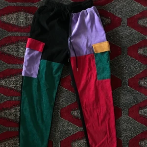 Colourblock highwaist cargopants - Raka colourblock cargopants. Highwaist och dragsko i midjan. sparsamt använda. Raka i benen alltså inte resår längst ner. Skriv för fler bilder/mått! Allt så bort på min sida pga flytt! Priser går att diskutera! :)