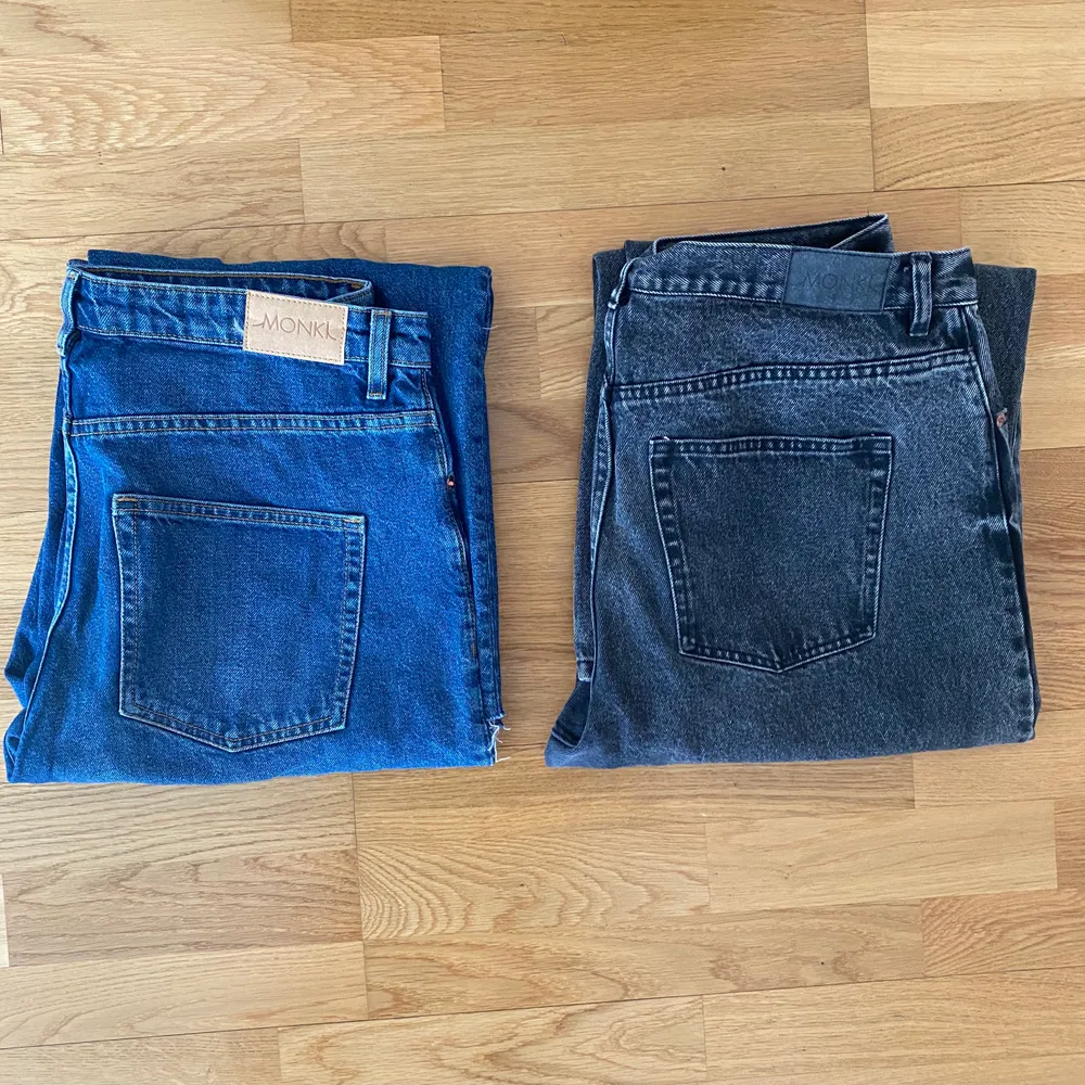Det svarta paret är i modellen cropped och de blåa är klippta till samma längd. Säljs som paket. Jeans & Byxor.