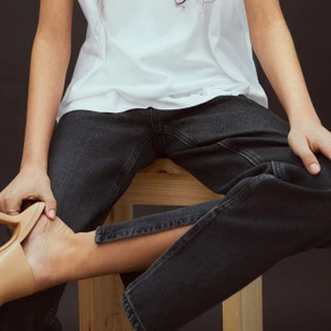 Jeans med slits - Sooorry för min smutsiga spegel!🤦🏽‍♀️ Snygga jeans från H&M med slits, ”washed” modell och mörkgråa, helt nya endast provade. Storlek 40(jag är 36/38 därför ser de lite pösiga ut). Kontakta mig gärna för mer bilder eller info :)