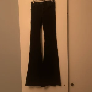 Bootcut svarta jeans crocker - Så fina bootcut jeans i storlek 24/32 så väldigt långa, anvönda en gång säljer då dem är för små! Superbra skick som nya!🥰