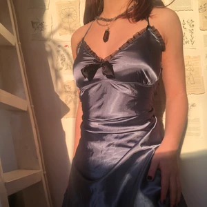 Blått nattlinne i siden - Intressekoll på Finaste nattlinnet i blått siden. Som ny! Inga defekter, skador, slitningar.  Visas på en s. Köpare står för för frakt. Så länge annonsen finns kvar finns plagget kvar! Högsta bud: 170kr. Avslutas 22/3 22:00. 