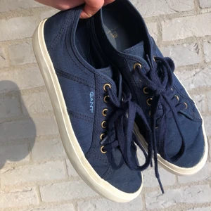 Gant skor - Blå tygsko ifrån Gant! Super snygga och bara använd ett fåtal gånger! 💓 stolek 38, säljer för 300 kr exklusive frakt, vid flera intressen gäller högsta bud! 