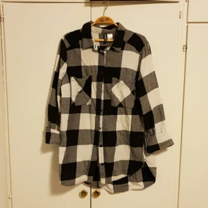 Storrutig skjorta - Rutig skjorta i svart/vitt/grått, bomull, mjuk o skön, lätt att knyta upp om man vill. Använd men hel o fin, köparen står för frakt :)