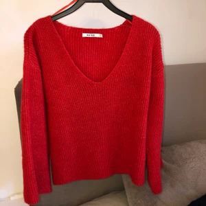 Nakd stickad röd tröja strl S - Oanvänd varmt stickad röd tröja från na-kd. Inga slitage eller märken, skriv för mer info. Väljs leverans står kund för leveransen.