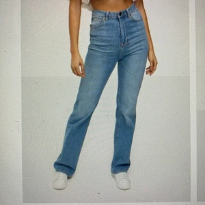 Raka långa jeans - Säljer de här jeansen från topplistan från Nelly, märket är the ODENIM, otroligt fina men lite för små för mig så aldrig använda! Nypris är 1499:-