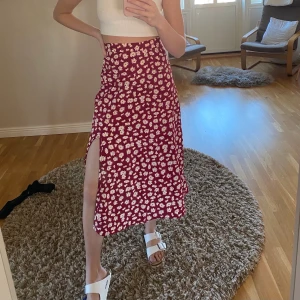 Blommig kjol - Säljer denna fina somriga kjol! Aldrig använd (för den är lite för stor för mig) och i fint skick! Köparen står för fraktkostnaden 💕 