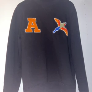 Axel Arigato crewneck - Köpt på butik i Stockholm. Bra skick. Sydd i avslappnad form