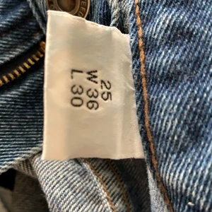 Jeans - Ett par mörkblå worker jeans. Storlek 36/30. Dom är ganska små i midjan. Har ett par jeans från Weekday som är 32 i midjan å dom är lika stora som dom här. 