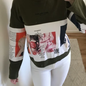 Tröja från Zara  - Tröja från zara med tryck fram. Frakt tillkommer. Knappt använd, dock lite missfärgad se bild på kragen.
