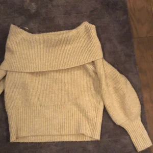 Beige tröja  - En jättefin tröja från Gina, säljer då det inte riktigt är min stil längre. Använd ett fåtal gånger, inga defekter. Storleken är Xs men kan användas av S.