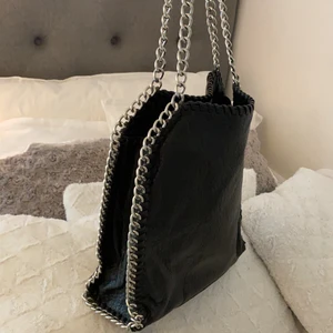 Väska från Tiamo  - Svart väska med silvrig kedja. 💜Högsta bud på 170kr💜