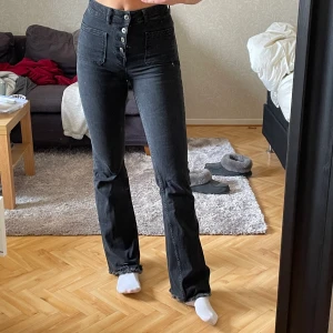 Jeans från Zara - Jeans som sitter lite tightare upp till och lite utsvängda nere. Så så så fina med fina detaljer fram på jeansen! Tror inte modellen finns kvar längre💜