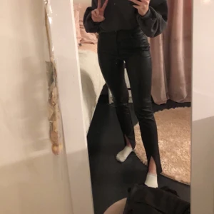 Skinnbyxor - Säljer dessa snygga skinnbyxor från nakd som ja användt 2ggr, dom säljes ej i butik längre.