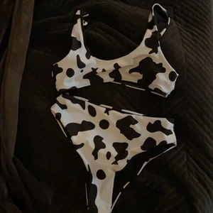 Ko mönstrad bikini - Bikini med ko mönster. Det står att den är för storlek s men jag tycker att överdelen är rätt tight så den skulle nog även passa någon med storlek xs. 