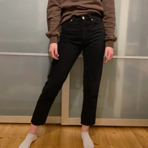 Raka jeans - Svarta, raka, jeans från Monki. Knappt använda så i väldigt fint skick. Högmidjade och kortare modell i benen. Säljes då de ej används. Nypris 400kr. Nu 100kr+ ev. Frakt. 
