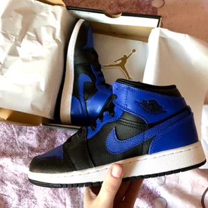 💙Nike Jordan 1 ”Hyper Royal”💙 - 💎Grymt snygga marinblå Jordan 1 som passar dig med stl 36,5💎                                                                             ✨Helt nya med kvitto från JD Sport✨                                                                                            🔷Fraktas dubbelpacketerat med PostNord🔷                     🔹Vid frågor eller funderingar är det bara att skriva!🔹