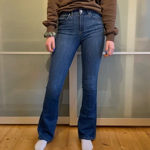 Bikbok bootcut jeans - Mörkblå i storlek xs.  Köpta för länge sedan men knappt använda, så i bra skick. Säljes då de inte används. Nypris 600kr