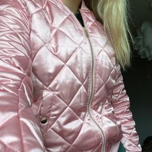 Jacka  - Aldrig använd. Köparen står för frakten 