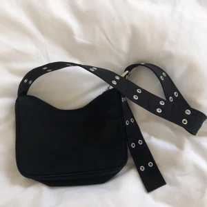 WEEKDAY VÄSKA - Snygg väska köpt på Weekday förra året. Materialet är lite som en jacka. Ganska rymlig, säljer endast för att den inte kommer till användning. 