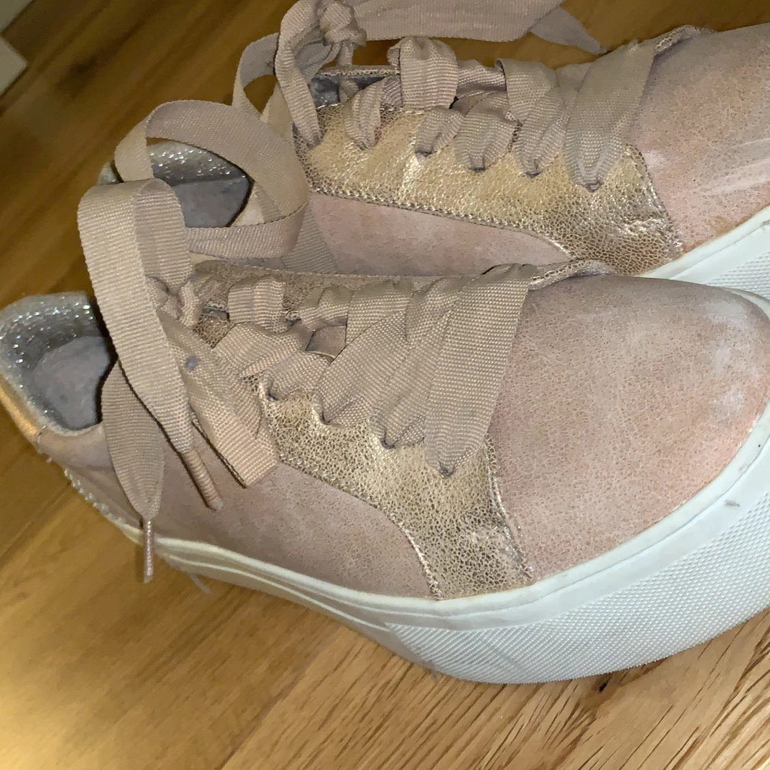 Pastell rosa skor med lite glitter på där bak! - 91