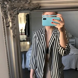 Randig blazer - Säljer nu denna asballa randiga blazer! Från Zara, storlek M! Riktigt fin rak passform! Köparen står för frakt🦋