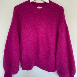 Stickad tröja  - En mörkrosa stickad tröja från h&m. Säljer då jag inte använder den.