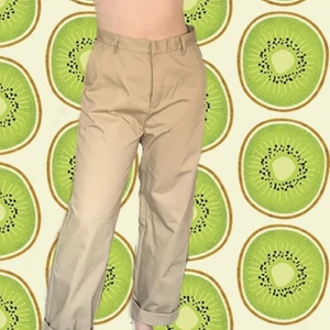 Snygga byxor - Beiga byxor från Weekday i storlek W32. Aldrig använda! 