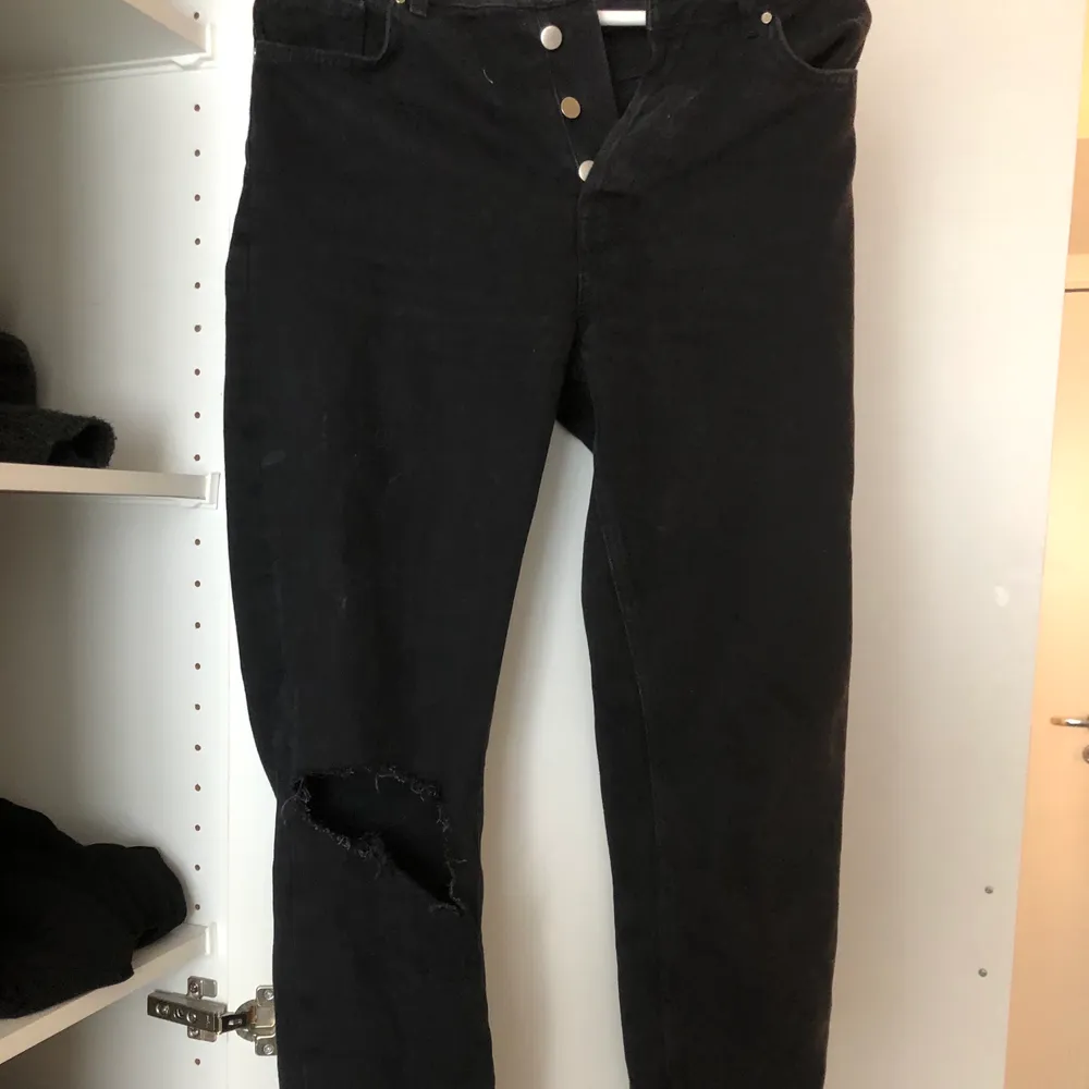 Svarta jeans strl S, eget gjort hål på knät. 100+frakt . Jeans & Byxor.