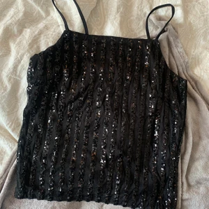 Topp - Svart topp med svarta paljetter i storlek S🖤 Perfekr fest topp! Köparen står för frakt 
