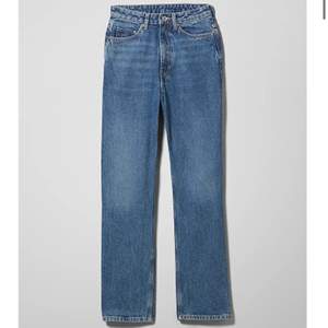 Nya jeans från weekday i modellen rowe! Helt i nyskick och super fin färg! ❤️ storlek 25/30