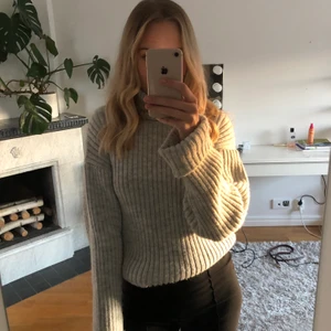 Mysig och fin polotröja🤎🤍 - Såå himla fin och mjuk tröja som jag köpte från NA-KD i storlek S. Använd ett par gånger och säljer pågrund att jag har många liknande. Köparen står för frakten!🤍🤍🤍