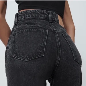 Jeans - Sjukt snygga jeans från zara men jag köpte dom av en tjej här på Plick! Men behöver tyvärr sälja dom vidare då dom va för små för mig