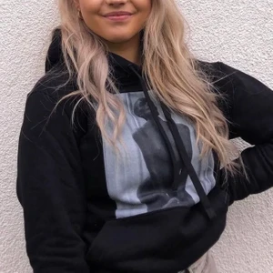 The cool elephant - (bilden är lånad)säljer min the cool elephant hoodie. Den e aldrig använd endast testad då jag köpte fel strl. Kontakta mig ifall du är intresserad, har frågor eller vill ha bilder❤️❤️ puss