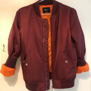 Röd orange bomber jacka  - Från new yorker. Fint skick 