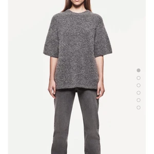 Jeans - Lägger ut igen då de va oseriösa köpare! Säljer dessa ur snygga lågmidjade jeans från zara som är helt slutsålda! Storlek 40 men skulle säga 36/38 beroende på hur man vill ha dom! Väldigt små i storleken. Helt nya med prislappen kvar 💓