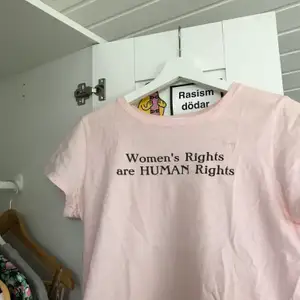 Feministisk T-shirt med texten ”women’s rights are human rights”. Passar XS-S