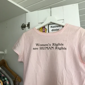 Feministisk t-shirt - Feministisk T-shirt med texten ”women’s rights are human rights”. Passar XS-S