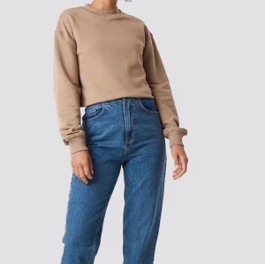 Beige collegetröja  - En basic collegetröja från NAKD som passar till nästan allt men tyvärr passar jag inte i färgen därav ska den säljas. 