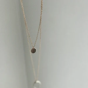 Guldigt halsband - Ett guldigt fint halsband som består av två kedjor som sitter ihop där bak. 