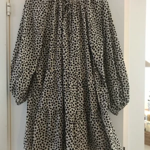 Mönstrad klänning  - Superfin klänning från h&m, klänningen är snygg både som klänning men även till jeans! Använd 1 gång ☀️ 