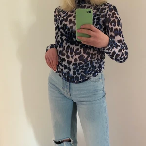 Leopard topp - Super cool leopard topp ifrån Rut&Circle i storlek XS. Använd 2 ggr 🐆💓 vid flera intressen gäller högsta bud. Pris: 80kr exklusive frakt