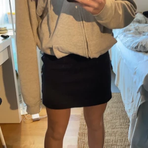 Kjol 🤪 - Säljer denna Tommy hilfiger kjol. Fler bilder eller frågor kontakta 🤪💗