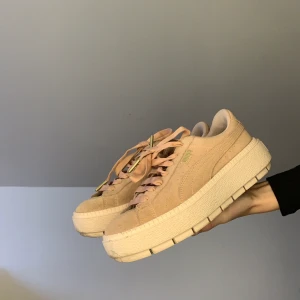 Puma chunky sneakers - •Strl 38.5  •Mörkrosa mocka med samma nyans på snörena, ljusrosa kant nertill & gulddetaljerade pumamärken  •Använda 2 gånger, är i bra skick  •Frakt ingår ej i priset🤍 