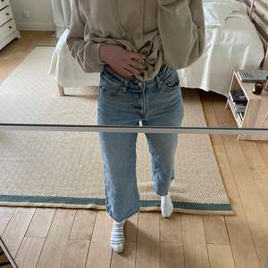 Snygga HM jeans som har knappt används! Dem är 38 I storlek och är lite korta ner till, perfekt för sommaren💗 Kontakta vid intresse💗