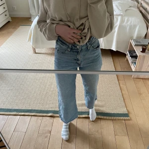 HM jeans👖 - Snygga HM jeans som har knappt används! Dem är 38 I storlek och är lite korta ner till, perfekt för sommaren💗 Kontakta vid intresse💗